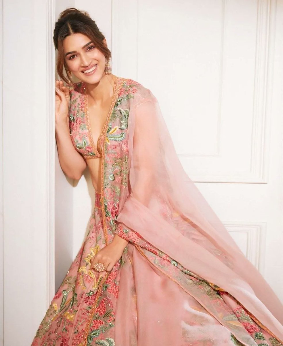 kritigreatsanon's tweet photo. I think happiness is what makes you pretty. Period. Happy people are beautiful. They become like a mirror and they reflect that happiness.
#BeautyQueen #kritisanon #kritithegreatsanon #Goodmorning https://t.co/ojPJfNDhKi