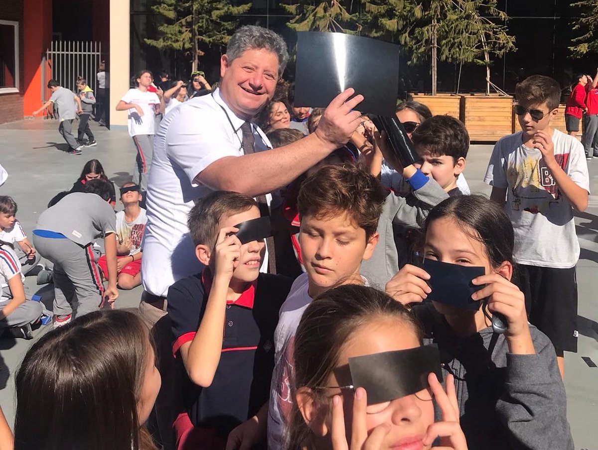 Öğrencilerimizle parçalı  güneş tutulmasına tanıklık ettik.🎇🌞Fen bilgisi öğretmenlerimizin düzenlediği etkinlikte öğrencilerimiz yaşayarak öğrenmenin keyfine vardılar.