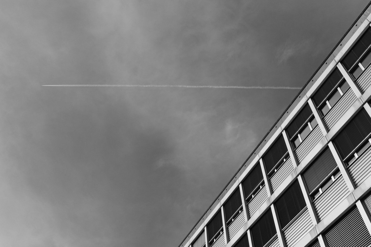 BlaengShu's tweet image. Angle | A Crack in the Sky

#angle #crackinthesky #blackandwhitephotography #storyofthestreet #lookingup #fujifilm #acrosfilmsimulation #fribourg #switzerland