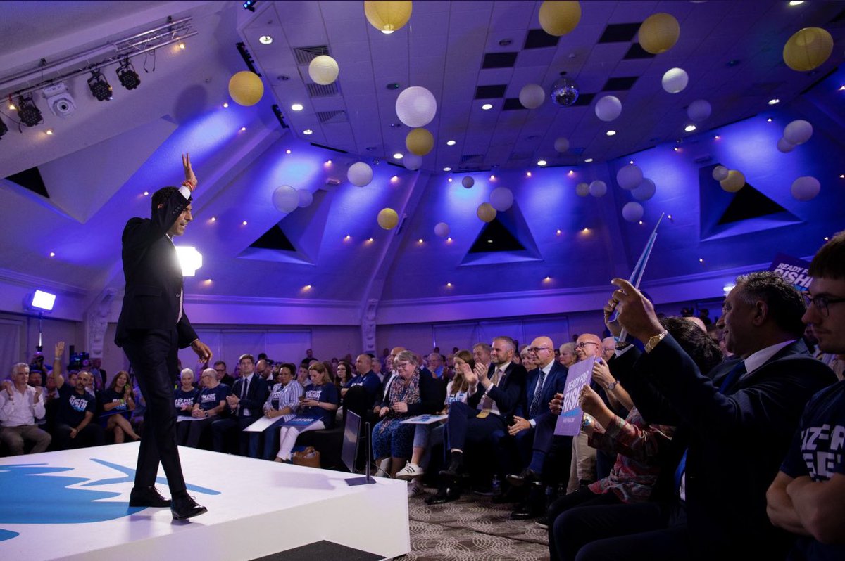 सवाल यह नहीं कि <a href="/RishiSunak/">Rishi Sunak</a> हिंदू है, मुसलमान है, सिख है या ईसाई है।गर्व की बात यह होनी चाहिए कि एक मूलतः भारतीय हमारे देश की आज़ादी के 75वें वर्ष में उस देश का #PrimeMinister बना है, जिसने हम पर लगभग 200 साल राज किया।Every Indian should celebrate this achievement! जय हिंद!🙏🇮🇳