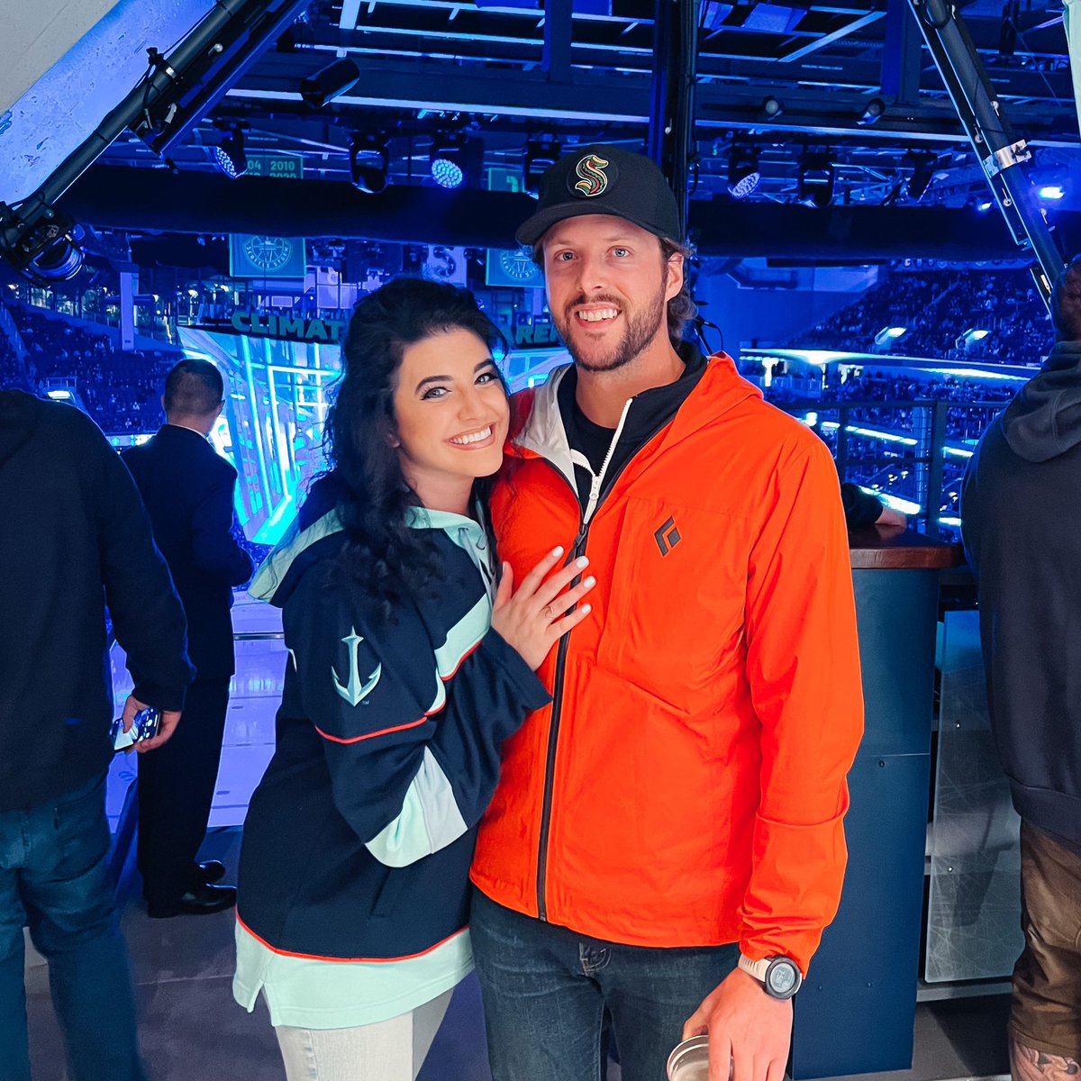 angelicasalem's tweet image. Honey made it to the game AND THE SEATTLE KRAKEN WON BABY!!!! It was a good night. @SeattleKraken love to love ya #SeaKraken 🤍 YEET THE FISH 

#inarenahost #host #seattle #kraken #climatepledgearena #nhl