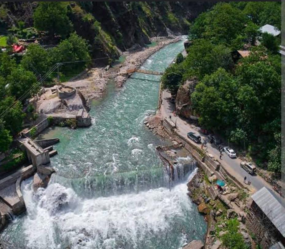 Advpakistan1's tweet photo. Kutton &amp; Upper Neelum consider the most popular places to visit in Azad Kashmir. You cannot complete your vacation without visiting the upper part of the Neelum Valley! Because of the panoramic view and the whirling streams alongside the village
#Kutton #UpperNeelum #AzadKashmir https://t.co/rf4h9OFmUG