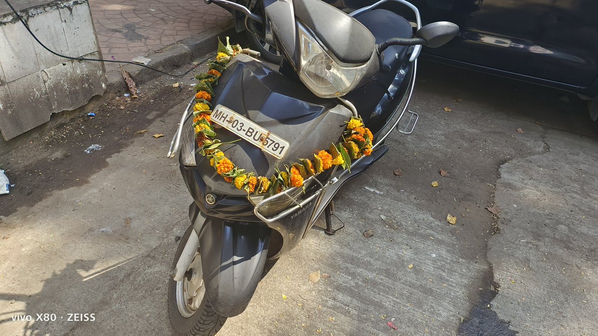 fpesuna's tweet photo. Dear @MumbaiPolice @MTPHereToHelp , never realised you need 2 car parking spaces to park a scooter! Where will the locals park if people keep behaving this way and you always fail to take any action!
Please do not ask to report on your apps as none of them ever work. https://t.co/kiiraHrSQl