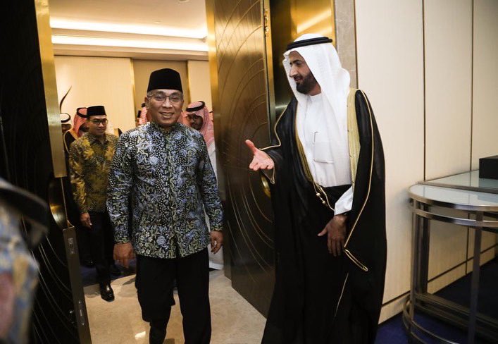 YahyaCStaquf's tweet photo. Alhamdulillah, pertemuan dengan Menteri Haji Kerajaan Saudi Arabia kemarin membawa berkah beberapa kabar gembira, khususnya bagi umat Islam di Indonesia, seperti:

1. Syarat mahram bagi jemaah perempuan kini dihapus.

2. Masa berlaku visa umrah diperpanjang hingga 90 hari. https://t.co/VVPz9YzocC