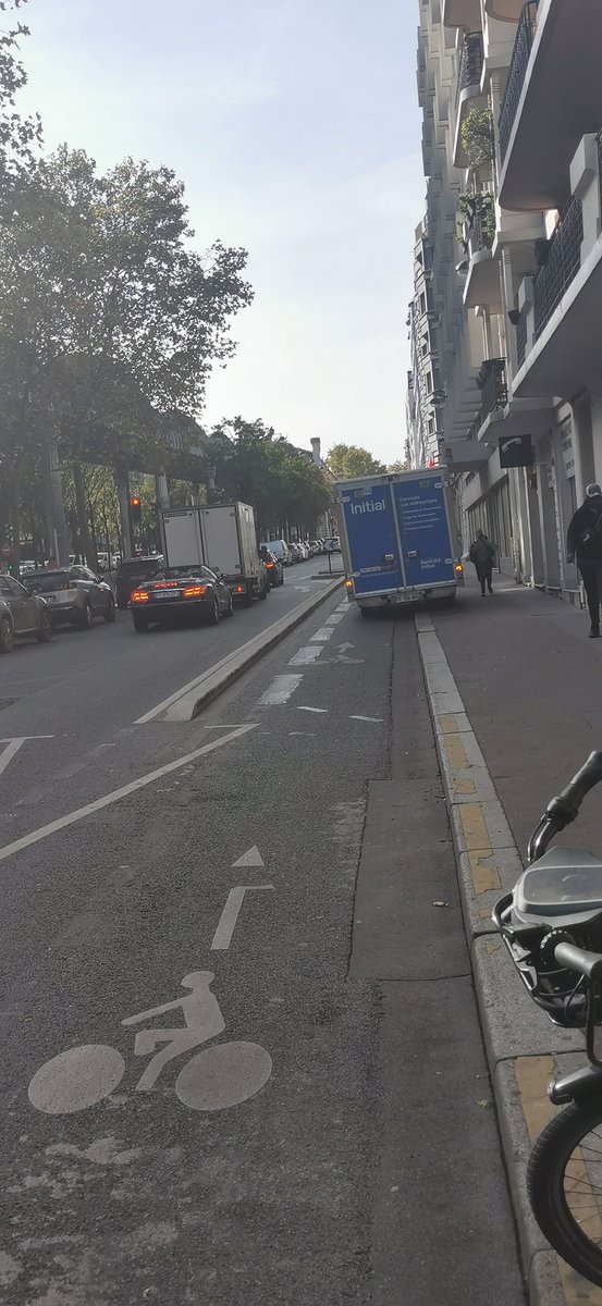 Une place le long de la pc et des stationnements sur la gauche mais non il faut se tanker sur la putain de pc
