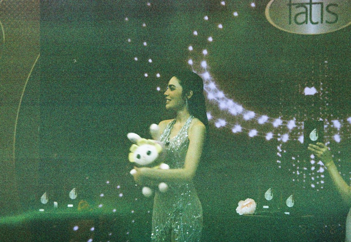 RosesarinS's tweet photo. ครั้งแรกที่ได้เจอมุเร้กสุดแสบ 🐰 แล้วเอามาแต่กล้องฟิล์มตัวนี้ 🥲
📸Pentax es.140
🎞️250D ฟิล์มหนัง
#ชาล็อตออสติน #SmileyofCharlotte
#มนต์เสน่ห์ฟิล์ม
#film #Pentaxcamera
#Filmneverdie #filmphotography
#ฉันรักกล้องฟิล์ม #FilmneverdieRose https://t.co/Zy5XxL9A9m