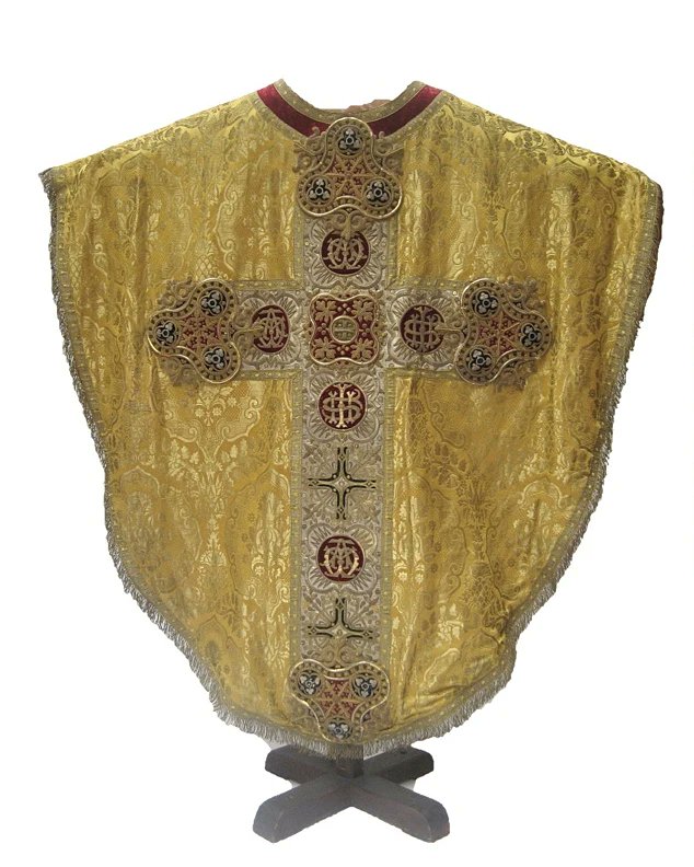 #Chasuble. Designed by #AWNPugin. 1838.

#Pugin designed to be worn at the dedication of #OscottChapel in May 1838. @OscottCollege

#augustuspugin #pugintextile #gothicrevival #textile #gothicrevivaltextile #design #gothictextile #ecclesiasticaldesign #puginoscott #puhinchasuble