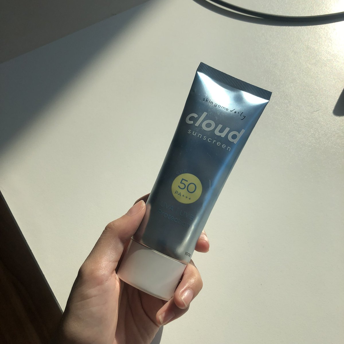 kintanmarc's tweet photo. Cloud Sunscreen SPF 50 PA+++ dari @skingameofc
In love-hate relationship with this sunscreen, ternyata malah suka banget karena udah nemuin trick cara pakenya. Proteksinya juga terjamin karena udh uji in vivo dan uji vitro.
#racuninskincare #ReviewnyaKintan #CloudforMySkin https://t.co/58mYUPhXcS