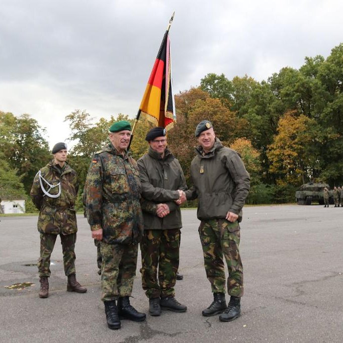 Doppelte Ehre: Das 🇩🇪🇳🇱#Panzerbataillon414 wird für seine #binational​e Zusammenarbeit der General-Kießling-Preis verliehen. Für den Einsatz bei @BG_LTU_eFP zeichnet der stellvertretende @Inspekteur_Heer, Generalleutnant Langenegger, sie mit dem Fahnenband Einsatz aus.