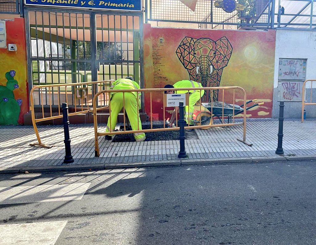 Nos avisan de que están tapando alcorques frente al colegio <a href="/AfaArcangel/">Afa_Arcangel</a> <a href="/RevueltaEscolar/">RevueltaEscolar SchoolRebellion RevoltaEscolar</a> No sabemos el motivo pero con el cambio climático, los entornos escolares, necesitan MÁS arbolado, no menos. 
@SantiagoSauraCs  que de esto sabes, da ejemplo en tu distrito.