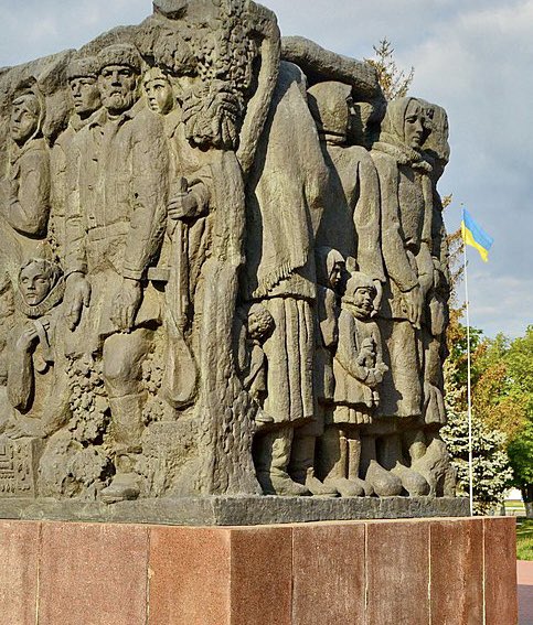 KMakhotina's tweet photo. Gestern las ich in Düsseldorf das Kapitel über #Korjukiwka aus unserem @EFDavies Buch #offeneWunden. Im 🇺🇦Dorf ermordeten am 1/2 März 1943 dt Soldaten alle 6000 Bewohner u verbrannten ihre Häuser. Heute schreibt die @SZ über Geschichte u Gegenwart d Ortes https://t.co/VC2vStysK5 https://t.co/5lsgnSQw4h