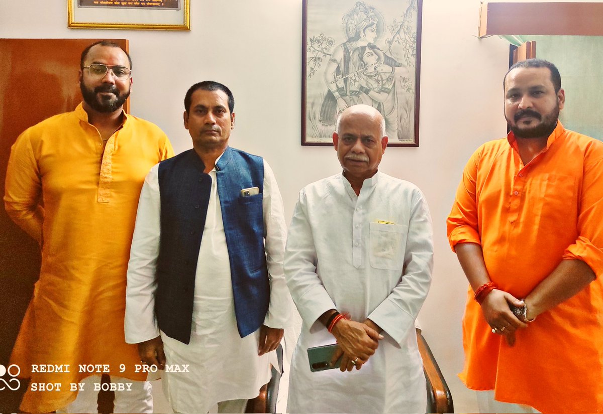tri78bob's tweet photo. #दीपावली की संध्या को भाई के साथ  अपने बाबा पूर्व केंद्रीय वित्त राज्य मंत्री माननीय श्री @BJPShivPShukla  जी एवं फूफा श्री @AdityaDabbu जी से शिष्टाचारिक मिलाप करते हुए। https://t.co/F2slAsANNx