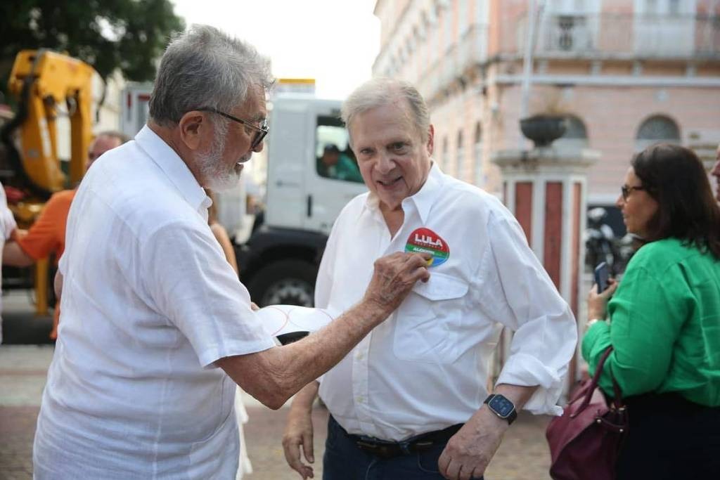 Tasso Jereissati se engaja na campanha de Lula e prega adesivo do petista na camisa. Senador tucano sempre foi um ferrenho opositor durante os governos do PT Folha)