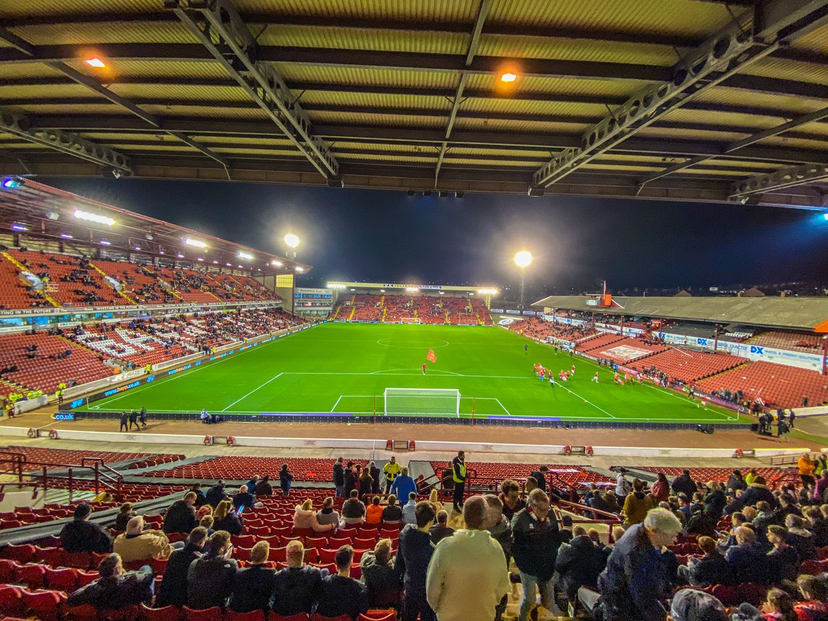 _dazlilley's tweet photo. Great defensive display again from #lincolncity last night, backed up by another superb away following #BFCLCFC https://t.co/Z10GqAU4Tw