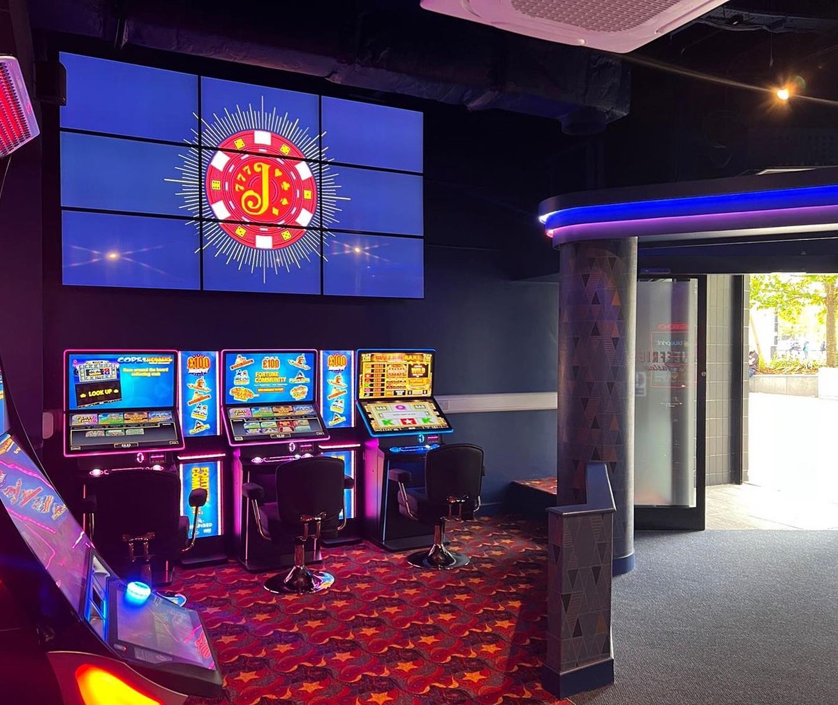 DSS_digitalsign's tweet photo. What a project 🤩 2 x double sided displays, 1 x large video wall, 1 high vibrance screen. Looking great @jeffries_leisure, what an impact all these screens have made #digital #digitalscreens #highbrightness #digitalsignsolutions #digitalsigns #casino #advertising #LCD #screens https://t.co/V3Ho3peHUU