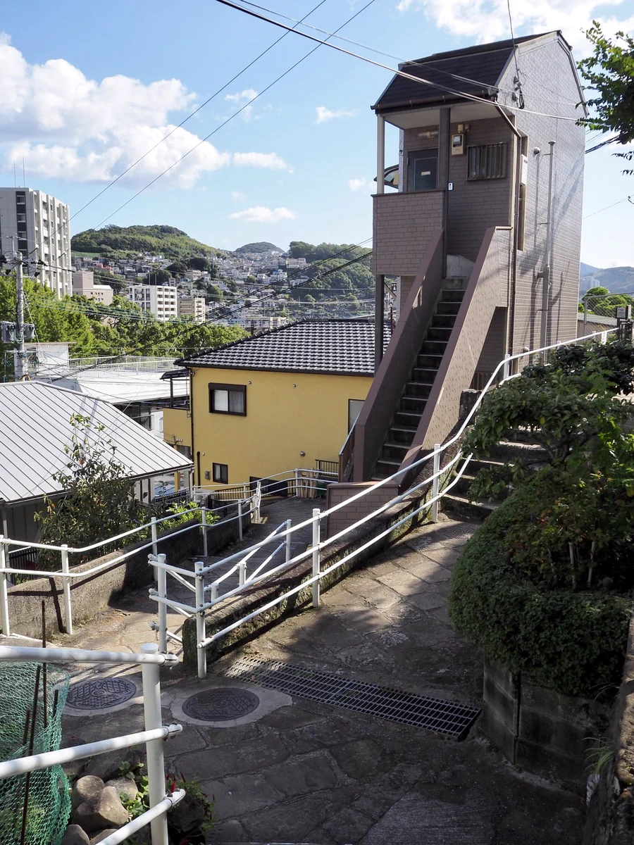 入り組んだ細長い路地にそびえ立つ極小住宅。この建て方すごい！
