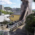 入り組んだ細長い路地にそびえ立つ極小住宅。この建て方すごい!
