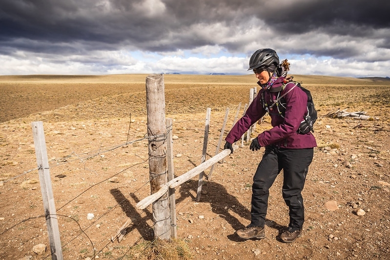 gauchoderby's tweet image. One of the  most important obstacles of the Gaucho Derby: opening and closing the many gates across Patagonia.

Esther Leenen became a pro at this.

#GauchoDerby

Photo by: @Sarahfarnsworthfieldsports