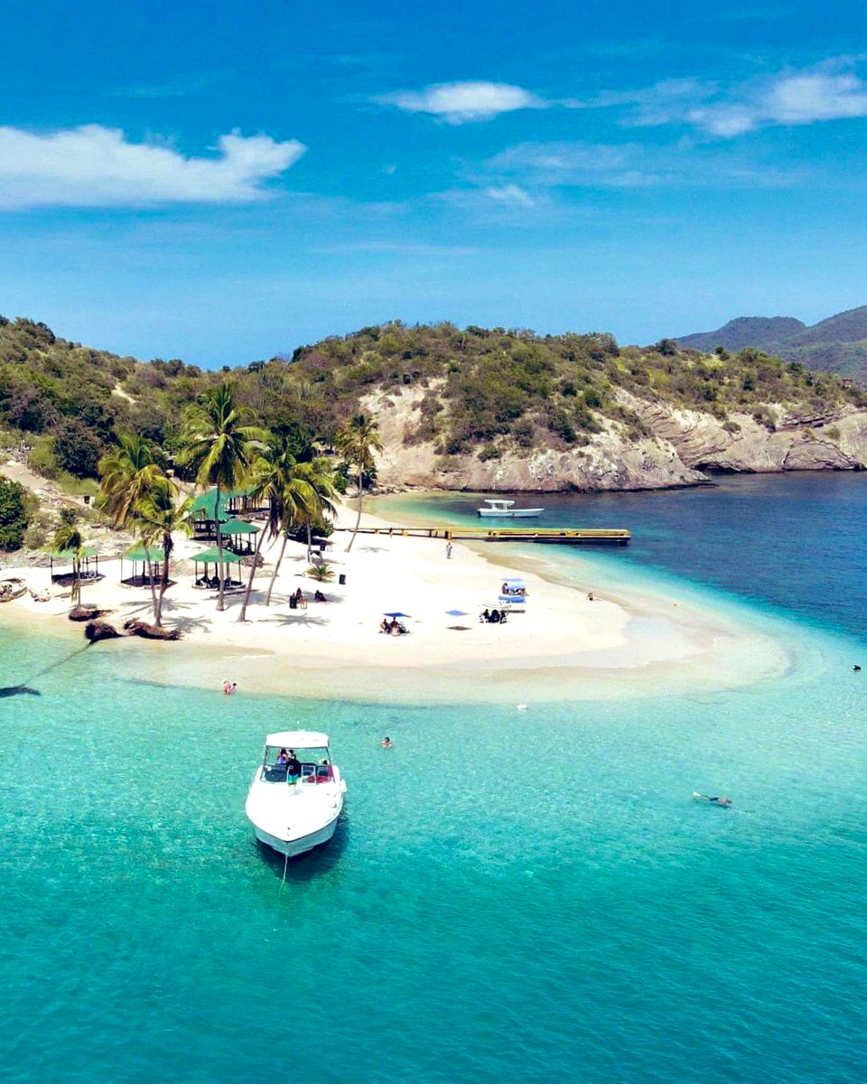 Paradisiaca 
Isla DE PLATA frente a las costas del Edo Anzoátegui se le llega en 15 minutos desde Guanta forma parte del Parque Nacional Mochima….VENEZUELA 🇻🇪🇻🇪🇻🇪🇻🇪🇻🇪🇻🇪🇻🇪🇻🇪🇻🇪🇻🇪🇻🇪
📸<a href="/salmadrone/">Salma Drone</a>