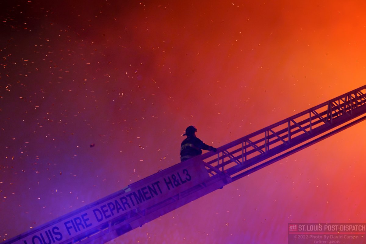 PDPJ's tweet photo. Photos: Wind-fueled, five-alarm blaze rips through St. Louis warehouse More pix here ---> https://t.co/9iA0Vt7bkp via @stltoday https://t.co/lmpRxMX4qO