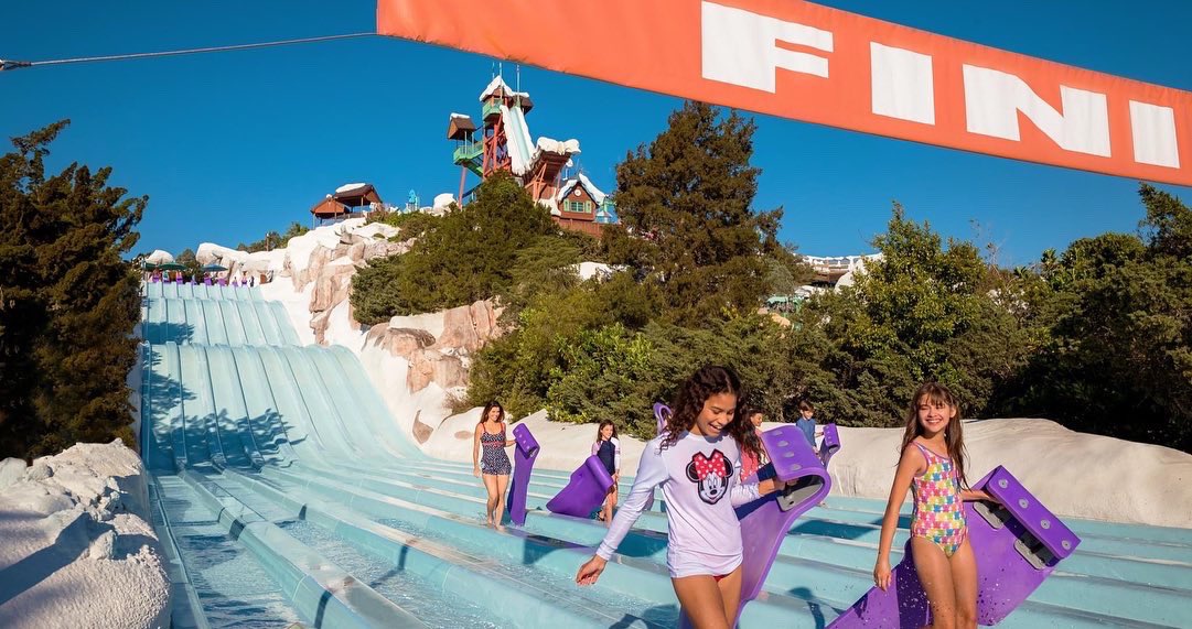 PlanDisney1's tweet photo. ❄️ ☀️ ⛄ El parque acuático Disney's #BlizzardBeach reabrirá el 13 de noviembre. Además el parque acuático incluirá toques de la popular película de #Disney “ #frozen ”. ¡Puede que incluso veas algunos muñecos de nieve!

#plandisney #disneyworld #waltdisneyworld https://t.co/xTAzxzVjYP