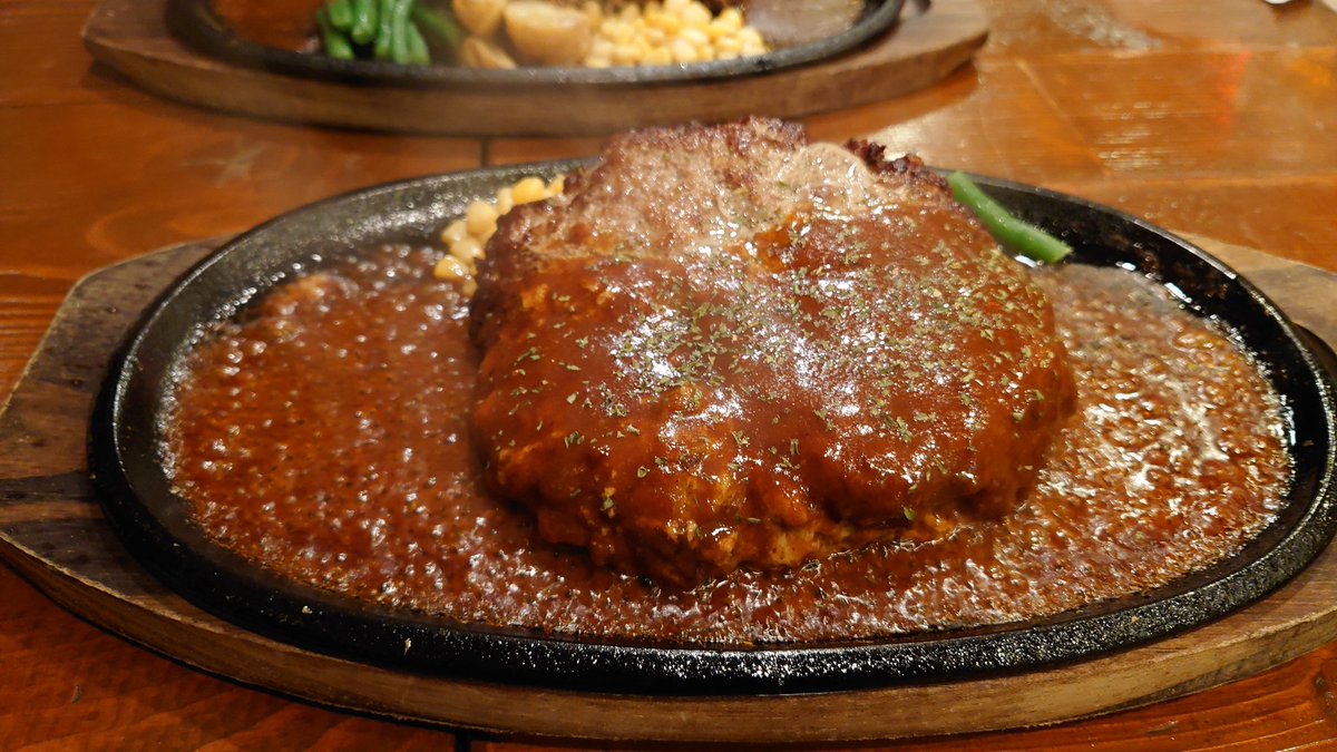 NanbuTomoyuki's tweet photo. 仲町台「ミーイング!」
今月29(土)で閉店を迎えます
23年の歴史に幕を閉じます。
たくさんの思い出と写真がありますが、ひとまずは昨日のひとコマ
千葉さん&ミーイング!
ありがとうございました
#ミーイング
#MMING
#日本一のハンバーグ https://t.co/DmTuPpbba8