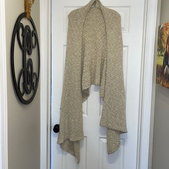 alliefeld16's tweet photo. So good I had to share! Check out all the items I'm loving on @Poshmarkapp from @reneeszuzu @alice35659565 @PoshVb757 #poshmark #fashion #style #shopmycloset #goodthreads #softsurroundings: https://t.co/8U0EZhHCqR https://t.co/R7s5W3lhcb