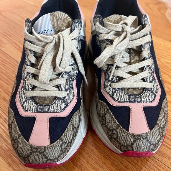 I_Marietsares's tweet photo. So good I had to share! Check out all the items I'm loving on @Poshmarkapp from @barn_burn #poshmark #fashion #style #shopmycloset #zyia #gucci #underarmour: https://t.co/wLD1FPvA81 https://t.co/78YFMZGOAc