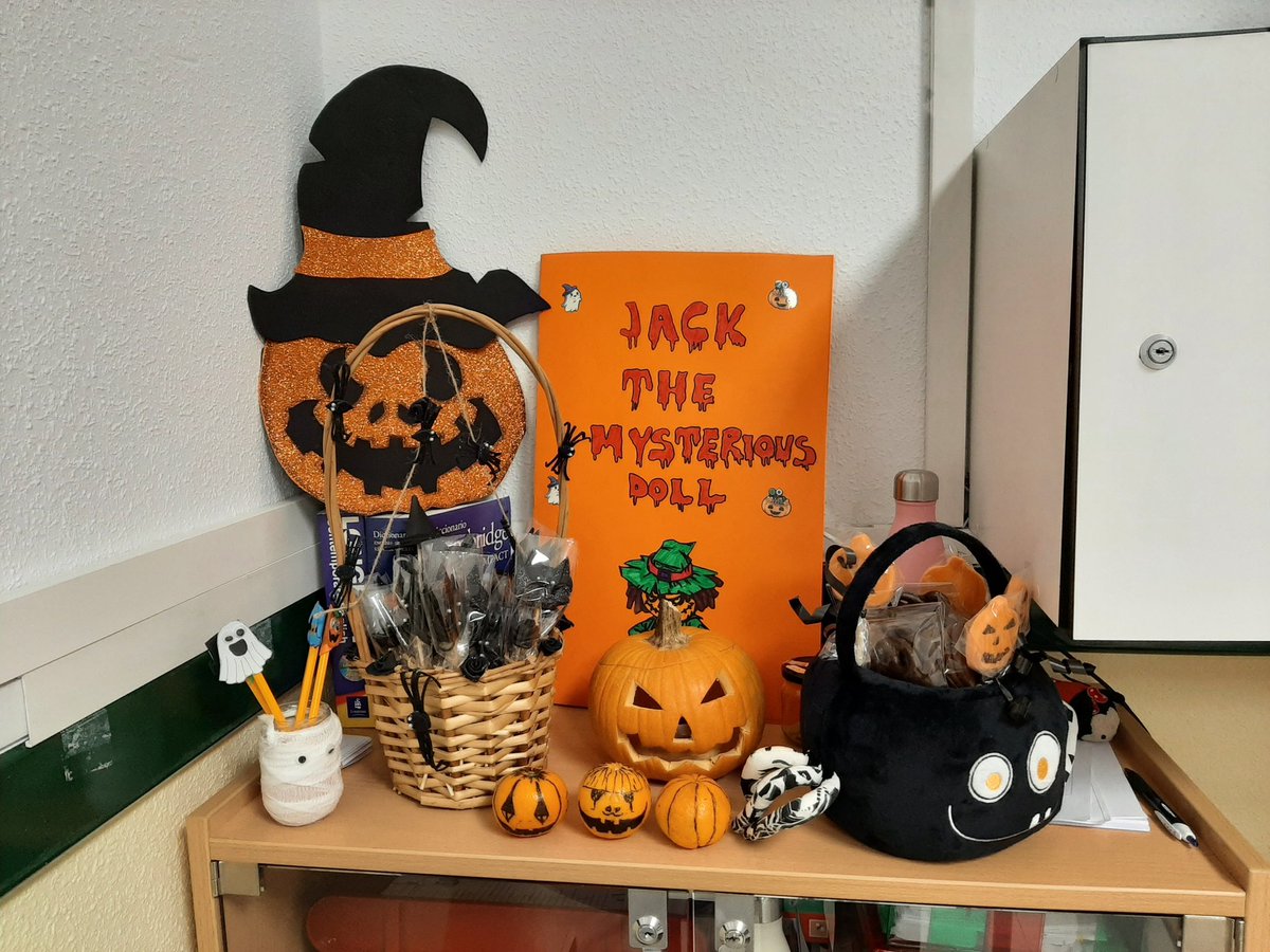 LauraSgreat's tweet photo. Todo listo para Halloween en @alcalaidiomas 🎃🎃 https://t.co/2nM5fIR0DZ