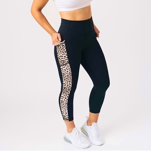 Symply_Unique's tweet photo. So good I had to share! Check out all the items I'm loving on @Poshmarkapp from @Army_Mom7 #poshmark #fashion #style #shopmycloset #zyia #oldcollegeinn: https://t.co/LoYzO5JUXL https://t.co/Y5atqjtnRu