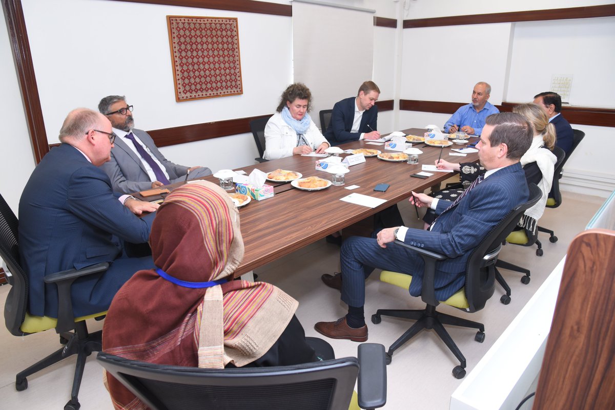 AKUEBOfficial's tweet photo. A delegation from #Finland visited #AKUEB. They met the Board's leadership and exchanged knowledge and #ideas for #innovation in #educational development of #students. They were later given a campus tour where they also visited the #AKHSS Karimabad Campus.
@weerola @AnttiKaskinen https://t.co/Aet7AD6T31