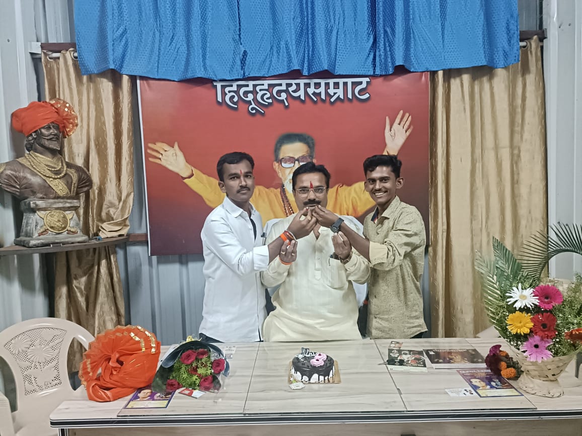 JagtapSohan1's tweet photo. मार्गदर्शक, खंबीर साथ, मामाश्री, शिवसेना तालुका प्रमुख संजय पौळ यांच्या वाढदिव���ानिमित्त विद्यार्थी सेना तालुका प्रमुख सोहन जगताप यांच्या वतीने वाढदिवस साजरा करण्यात आला.
यावेळी गावचे सरपंच, उपसरपंच, सर्व ग्रामपंचायत सदस्य व शिवसैनिक मोठ्या संख्येने उपस्थित होते. https://t.co/yLzv0oKGpp