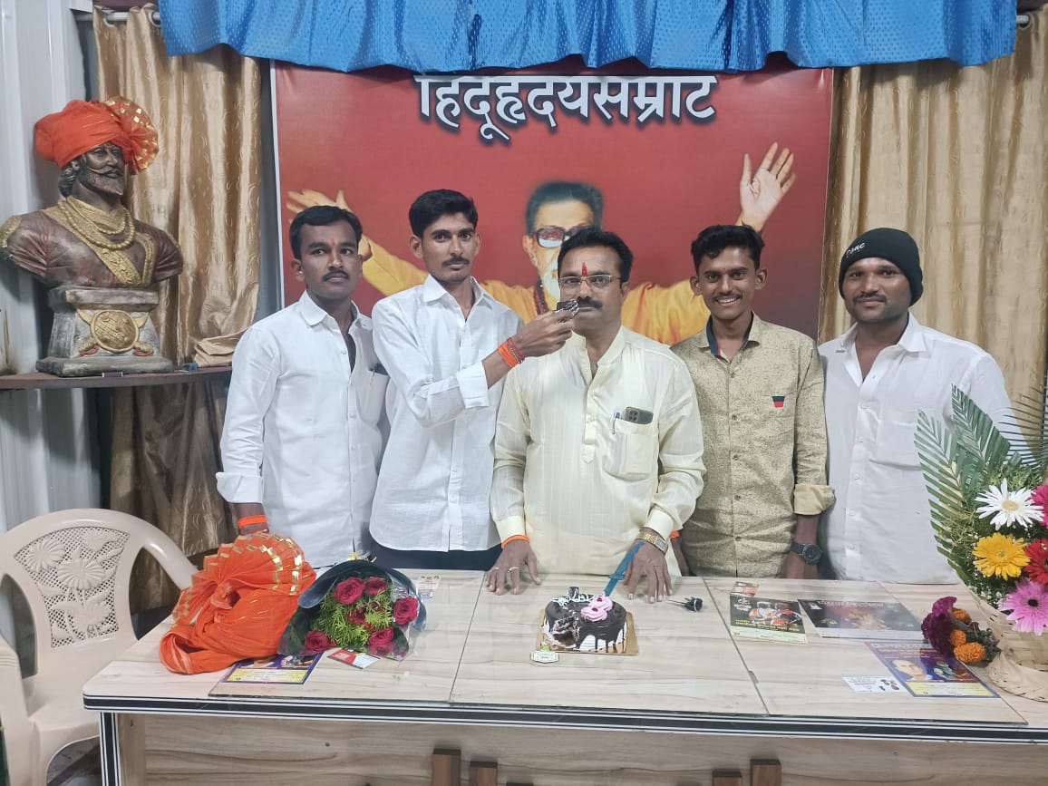 JagtapSohan1's tweet photo. मार्गदर्शक, खंबीर साथ, मामाश्री, शिवसेना तालुका प्रमुख संजय पौळ यांच्या वाढदिव���ानिमित्त विद्यार्थी सेना तालुका प्रमुख सोहन जगताप यांच्या वतीने वाढदिवस साजरा करण्यात आला.
यावेळी गावचे सरपंच, उपसरपंच, सर्व ग्रामपंचायत सदस्य व शिवसैनिक मोठ्या संख्येने उपस्थित होते. https://t.co/yLzv0oKGpp