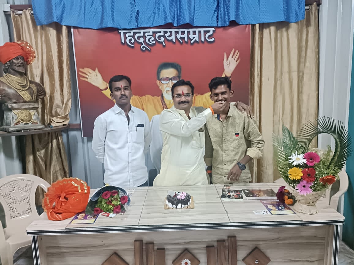 JagtapSohan1's tweet photo. मार्गदर्शक, खंबीर साथ, मामाश्री, शिवसेना तालुका प्रमुख संजय पौळ यांच्या वाढदिव���ानिमित्त विद्यार्थी सेना तालुका प्रमुख सोहन जगताप यांच्या वतीने वाढदिवस साजरा करण्यात आला.
यावेळी गावचे सरपंच, उपसरपंच, सर्व ग्रामपंचायत सदस्य व शिवसैनिक मोठ्या संख्येने उपस्थित होते. https://t.co/yLzv0oKGpp
