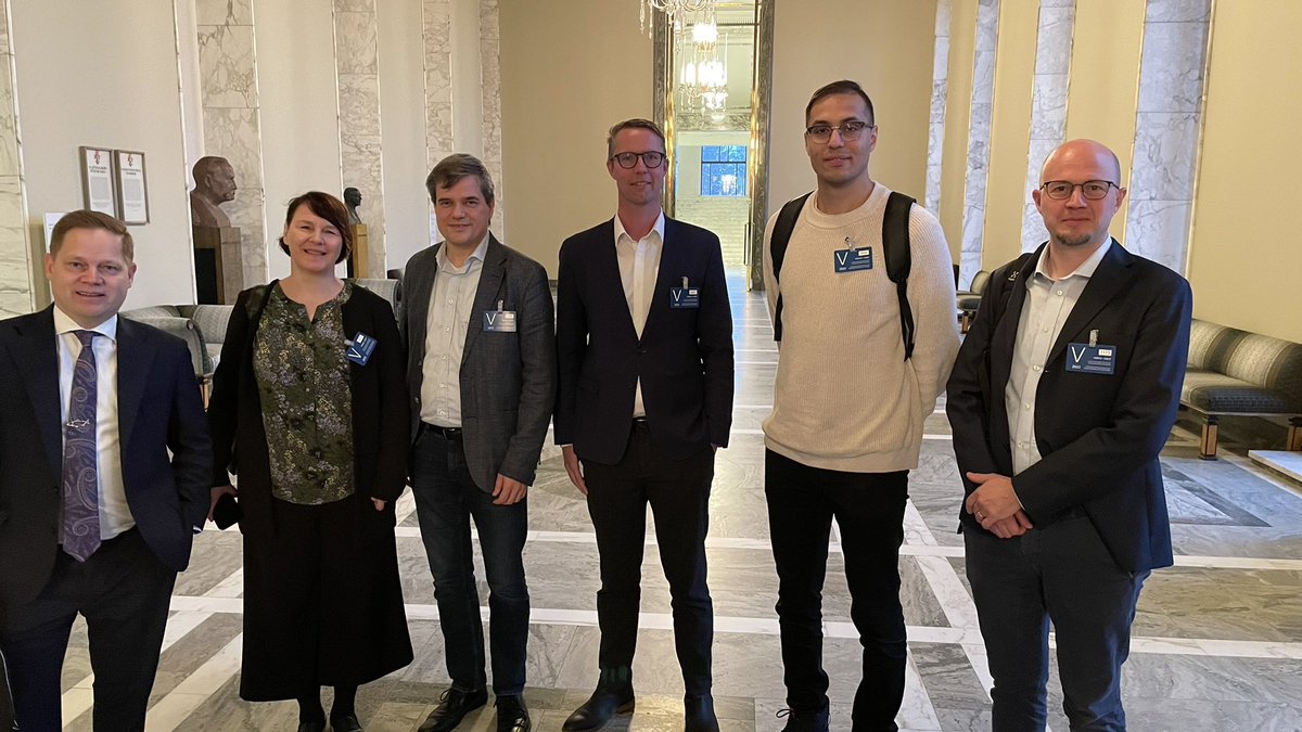 MarkusLohi's tweet photo. Tänään sain vieraakseni eduskuntaan Suomen startup-yhteisön terveysteknologiayrityksiä. Erinomaista keskustelua. Keskeinen kysymys: Miten saamme julkiseen terveydenhuoltoon kannusteen uuden teknologian hyödyntämiseen? #sote @startupyhteiso https://t.co/01KMxBhbFQ