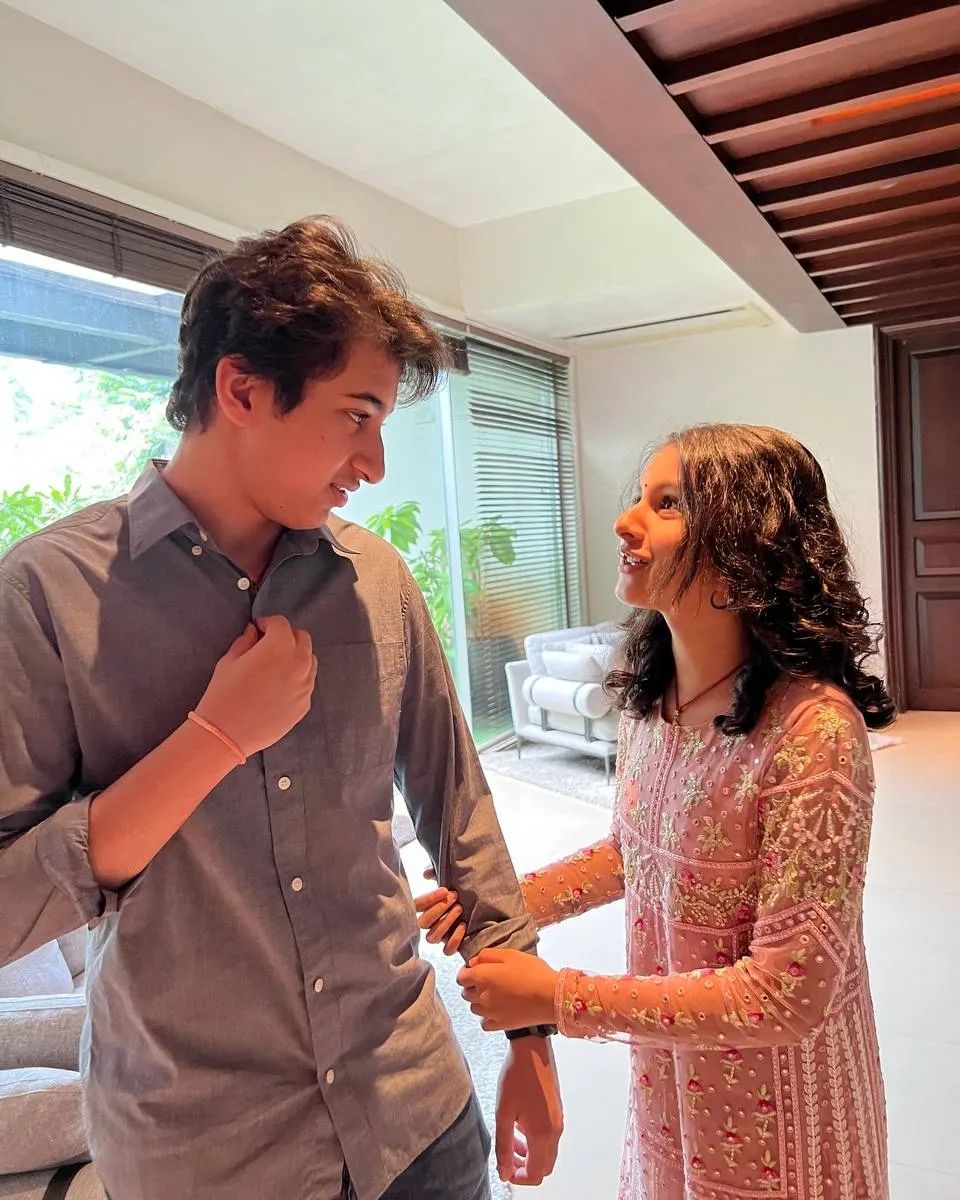 baraju_SuperHit's tweet photo. Sibling Goals ✨💞
My favourite shoulder to lean on.. wherever I am 💗💗 Happy Bhau Beej #GautamGhattamaneni 🥰
- #SitaraGhattamaneni via #Insta
#Bhaidoojcelebration #BhaiDooj https://t.co/AD9NsQoLGu