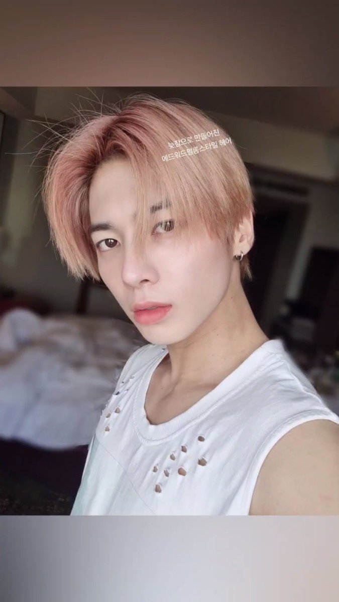 translatingTXT's tweet photo. [221026] #TAEHYUN Weverse 

“my nap created edward furlong style hair” 

@TXT_members @TXT_bighit https://t.co/b18zs8NfHK