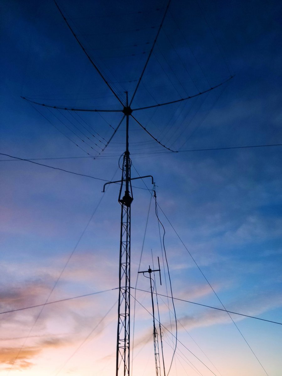 Ayer en el RCH dejamos instalado un dipolo para 40/80 mts y de nuevo el repe DMR 438.500 funcionando. <a href="/EA4RCH/">RadioClubHenares</a> #radioaficionados