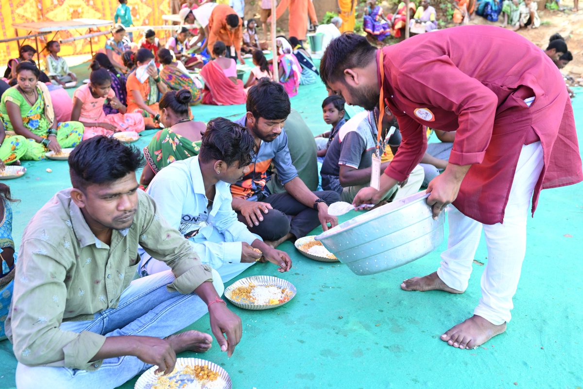 Mumbai_BYS's tweet photo. 𝐁𝐡𝐚𝐫𝐭𝐢 𝐘𝐮𝐯𝐚 𝐒𝐡𝐚𝐤𝐭𝐢 𝐂𝐞𝐥𝐞𝐛𝐫𝐚𝐭𝐞𝐝 𝐃𝐢𝐰𝐚𝐥𝐢 𝟐𝟎𝟐𝟐 #GiveIsToLive 
Diwali Annapurna Sewa (Food Donation) &amp; Daily Needs Kit Distribution Camp with 30+ Essential Items.
𝐋𝐨𝐜𝐚𝐭𝐢𝐨𝐧-Tuse Vill, Wada Tal, Thane Dist,  MH.
#Diwali2022 #bysMumbai https://t.co/4veeF5WFNB