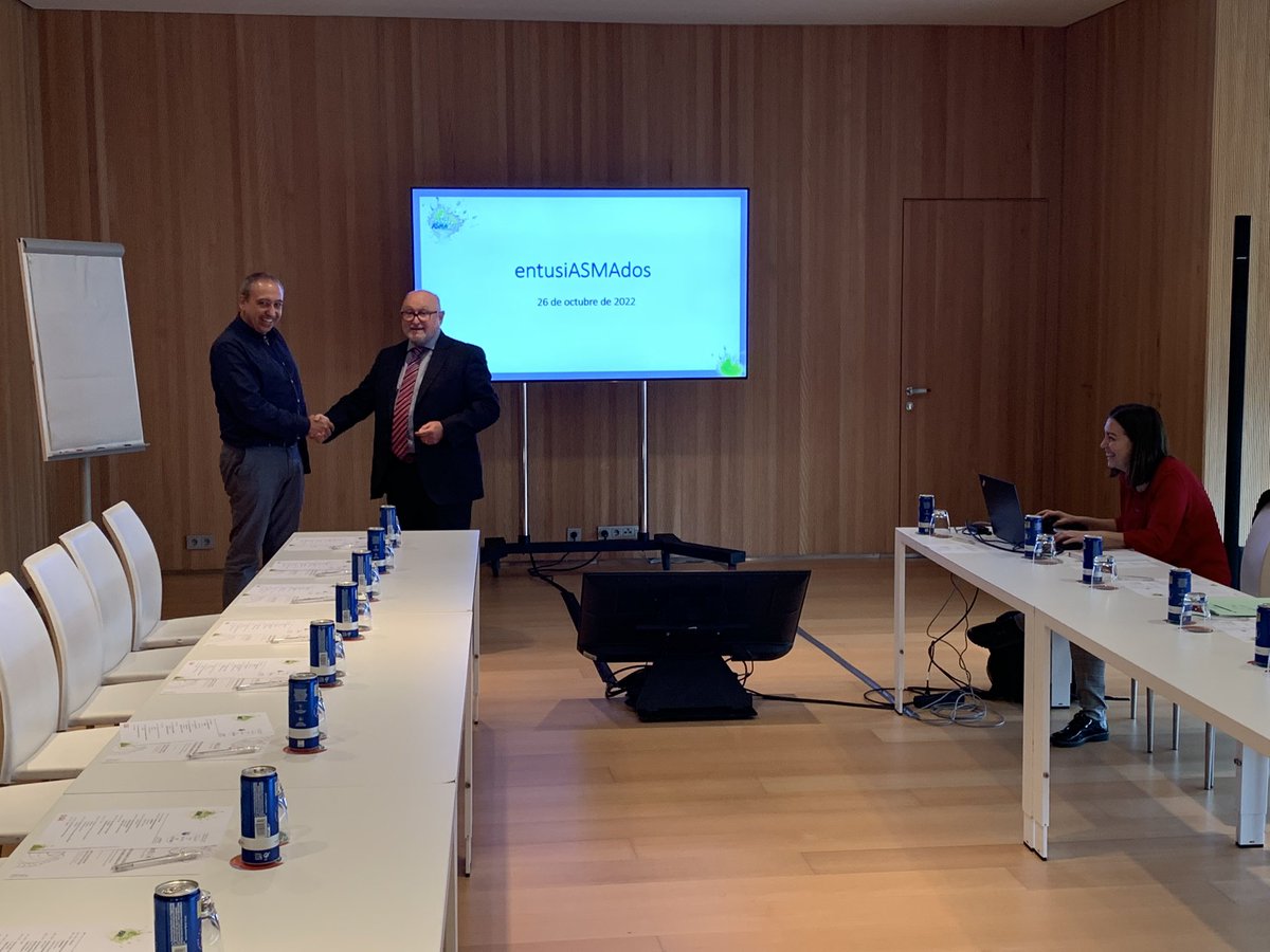 DarioAntolin's tweet photo. Preparando el relevo? #entusiasmados #apasionados #aliados #experait #seaic2022 #alergia @SEAIC_Alergia @CAJMIR_SEAIC @IJDvila @AntonioValeroS1 https://t.co/fMe6XiaeAF