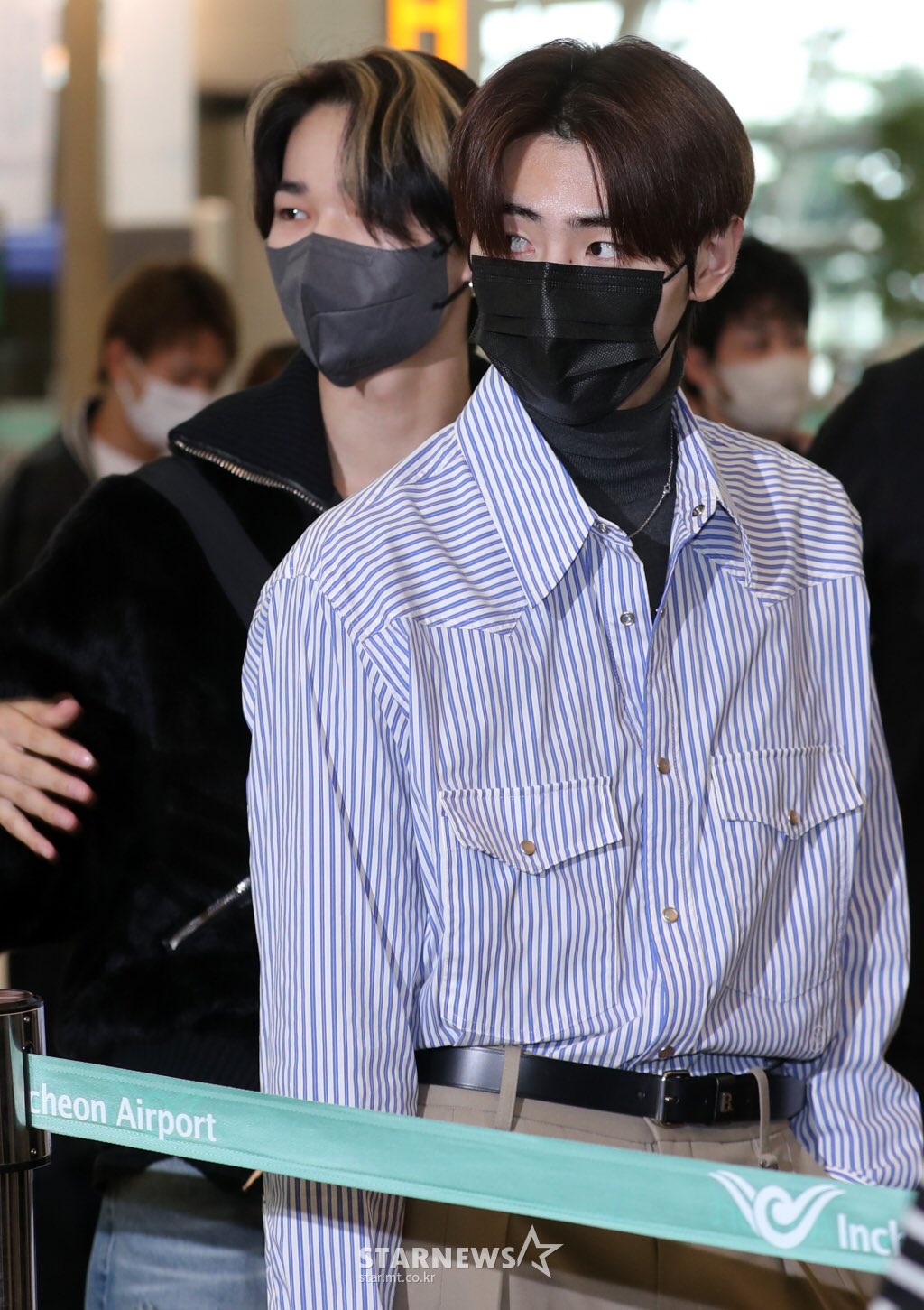 ENHYPEN UPDATES в X: „[AIRPORT] 221026 Sunghoon and Ni-ki at