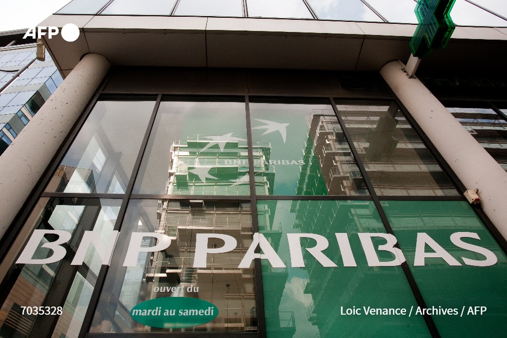 afpfr's tweet photo. Plus un euro pour de nouveaux projets pétro-gaziers: BNP Paribas a été mis en demeure de cesser son soutien à l'expansion des énergies fossiles par trois ONG qui menacent le géant bancaire d'une action judiciaire, inédite contre un acteur de la finance #AFP https://t.co/n7qMozKhw6