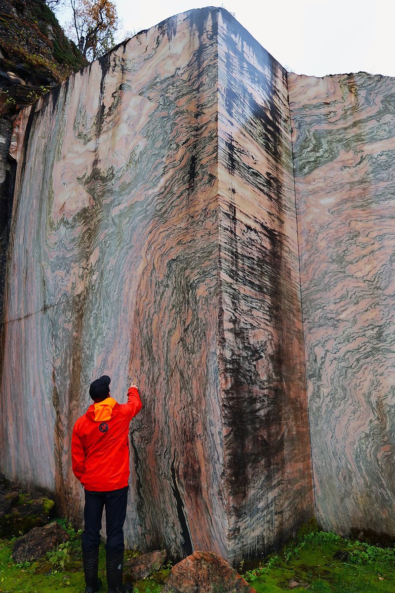 NGUgeology's tweet photo. Tråd - Feltsesongen er på hell, men våre geologer holder fortsatt på. Her er noen eksempler fra et besøk i Salten i Nordland i sen september og hva vi ser på og etter når vi er ute ...Første bilde viser brudd i berggrunn av vakker marmor. Fra Gåsvatnan, Nordland 😊 https://t.co/JpJlUAZiU2