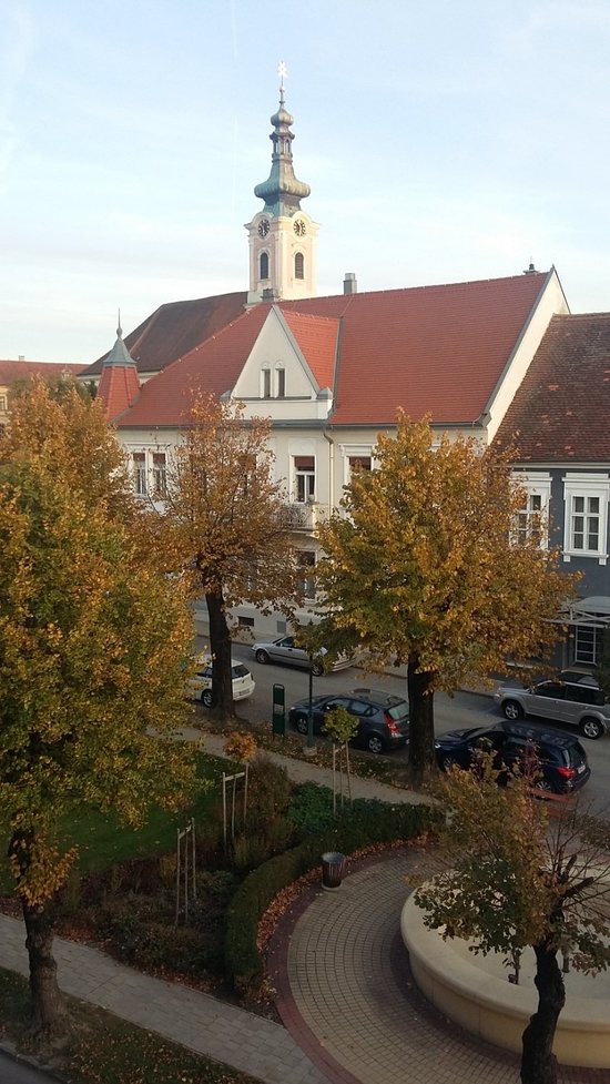 KEPO0619's tweet photo. Guten Morgen aus Pinkafeld. Ich wünsche euch allen einen schönen Feiertag. 😉🌻🍁🍁🍂🍂
#pinkafeld https://t.co/mlmdotdxfC