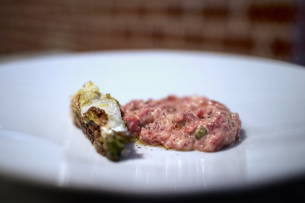 Forastera: Una muy buena casa de comidas a tener en cuenta en Valencia. Cocina de temporada sensata sin adornos superfluos acompañado de grandes referencias naturales (Labet, Ganevat, Robinot..) a precios que dan ganas de ir en grupo y meterle un buen meneo a la bodega!