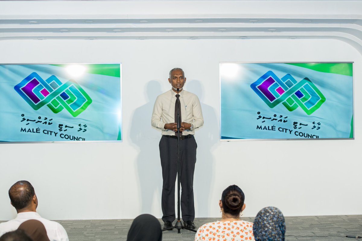 ވިލިމާލޭ ކޮމިޔުނިޓީ ގާޑްންގައި މަސައްކަތްކުރައްވާ ފަރާތްތަކަށް އެއްވެސް ދައްޗެއް ކުރިމަތިވެފައިވާނަމަ، އެކަމަށް އަވަސް ހައްލެއް ގެނައުމަށް ކައުންސިލުން މަސައްކަތްކުރާނެ ކަމުގެ ޔަޤީންކަންދެން.
<a href="/MMuizzu/">Dr Mohamed Muizzu</a>