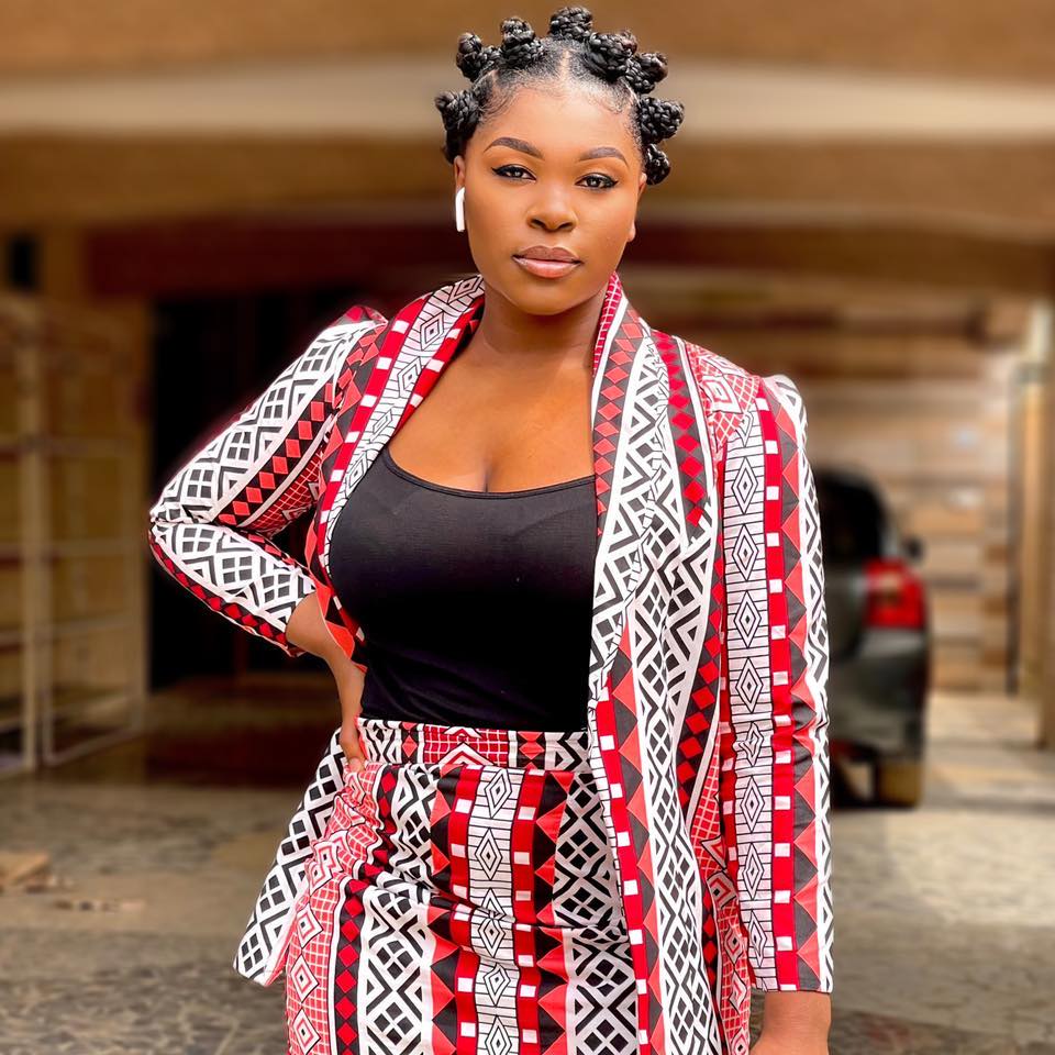 AyilaMedia's tweet photo. 🔴🔴[𝗣𝗘𝗢𝗣𝗟𝗘]
Recevez le bonjour chaleureux de l'actrice Rosine Nguemgaing actuellement nommé aux Balafon 7Even Awards dans la catégorie Meilleur comédienne dans un long-métrage pour son rôle dans le film LE CODE.
https://t.co/PemMeSdArJ
#Ayila #awards #people #Cameroun https://t.co/e7vyORNOLV