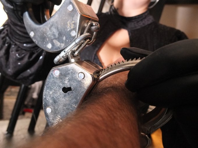 Dieses Gef&uuml;hl, wenn die breiten, schweren Handschellen sich um deine H&auml;nde legen. Dieses Gef&uuml;hl, wenn<a href="/tag/leather"class="tags"><span>#leather</span></a><a href="/tag/femdom"class="tags"><span>#femdom</span></a><a href="/tag/boots"class="tags"><span>#boots</span></a><a href="/tag/bondage"class="tags"><span>#bondage</span></a><a href="/tag/findom"class="tags"><span>#findom</span></a><a href="/tag/slavetraining"class="tags"><span>#slavetraining</span></a>