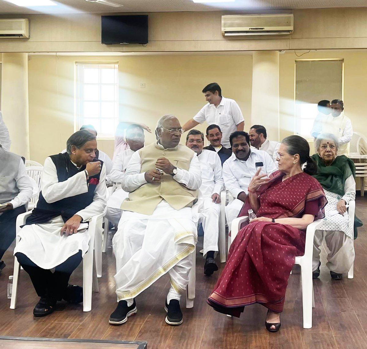 INCIndia's tweet photo. लोकतंत्र जिंदाबाद! https://t.co/ECuszeX2t8
