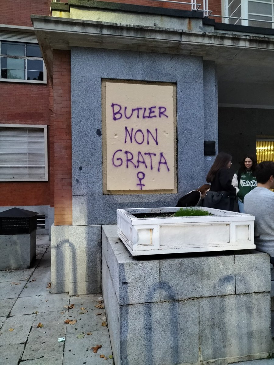 CarolinaMeloni1's tweet photo. Así amanece Filosofía en la UCM. En nombre de un supuesto feminismo, se exige, en Filosofía, que no se estudien teorías “acientíficas”. A este paso, habrá que empezar por eliminar a Platón y todo el canon. Si esto no es fascismo, decidme qué es. https://t.co/rNC6Ivw46m